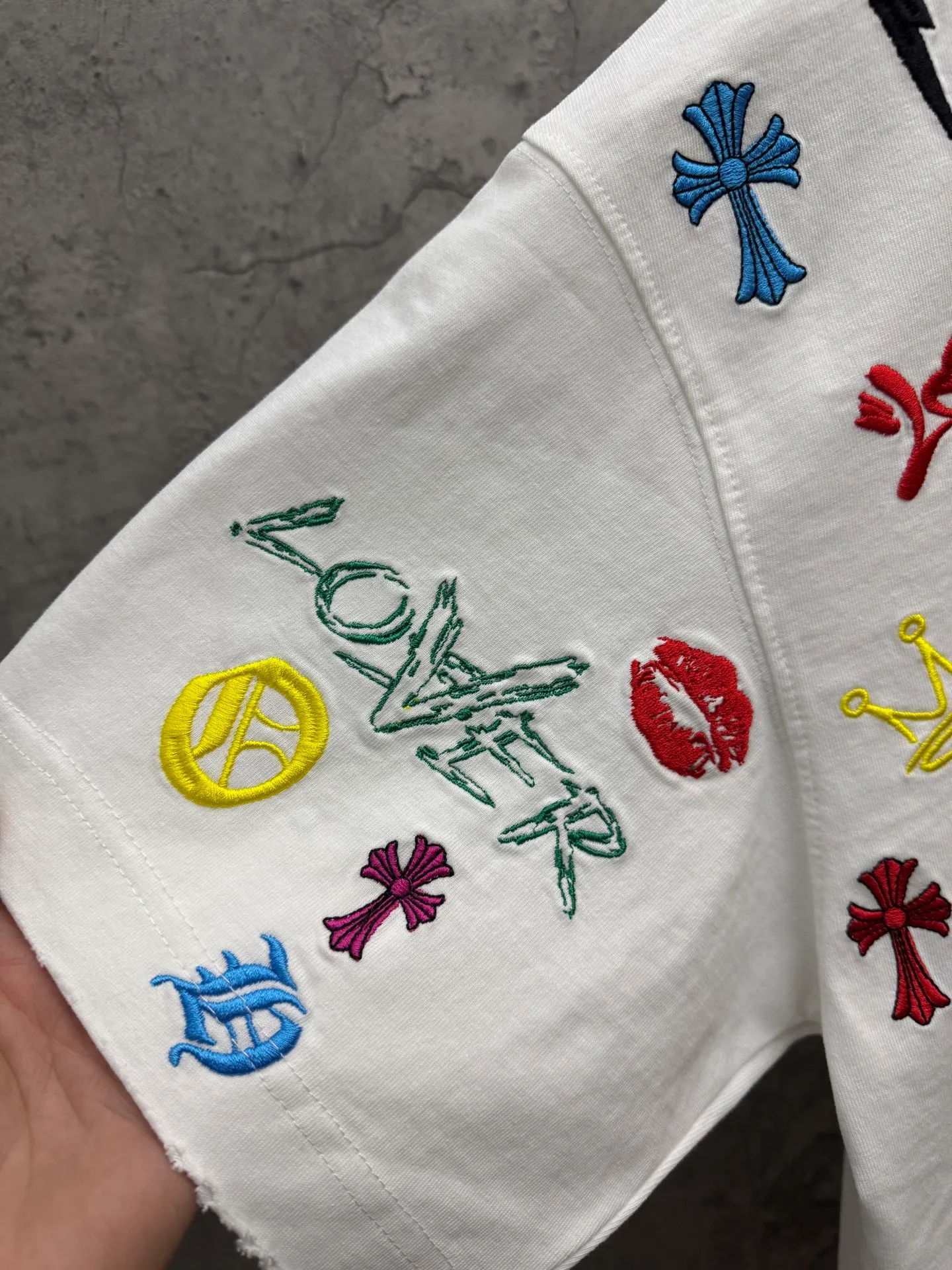 P240 top version, real shot without P, ​​different from market currency) 𝗖𝗵𝗿𝗼𝗺𝗲 𝗛𝗲𝗮𝗿𝘁𝘀/Cro Heart 2026 Spring New Original Single Counter American Color Thread Embroidery Couple Short Sleeves 👑The highest version! Customized fabric 320 grams, best-selling model at the counter, very comfortable to wear. Accessories: original molded and authenticated collar label ➕ 100% silk wash water label. Genuine purchase-grade original hangtag➕matching hanging rope➕3D hanging beads➕original packaging bag. Craftsmanship: The original version has consistent wiring! The highest version of the armhole matching technique! Color: White Black Size: S M L XL Style No.: 5211